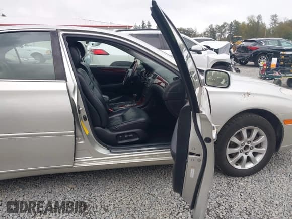 ✅ 2002 Lexus ES 300 • VIN: JTHBF30G620042812 • Лот: 43348267. Опубликован ранее на IAAI с пробегом 156 537 миль. Бесплатный доступ к архиву аукционных продаж из США и подробный отчёт об истории автомобиля на DreamBid. Изображение 5.