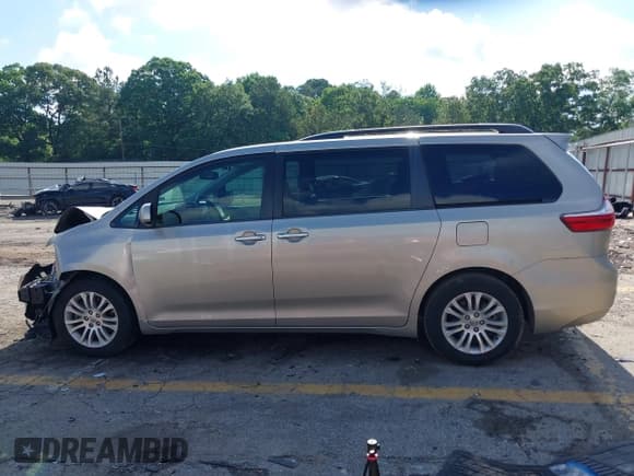 ✅ 2017 Toyota Sienna XLE Auto Access Seat • VIN: 5TDYZ3DC4HS837017 • Lot: 42237044. Listed on IAAI with 91,041 mi. Free auction sales archive from the USA and detailed vehicle history report at DreamBid. Image 13.