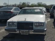 ✅ 1983 Buick Riviera • VIN: 1G4AZ57YXDE429170 • Lot: 41860038. Wystawiony na IAAI z przebiegiem 251 328 mil. Bezpłatny archiwum sprzedaży aukcyjnych z USA i szczegółowy raport historii pojazdu na DreamBid. Zdjęcie 6.