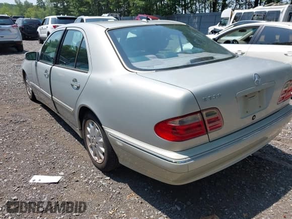 ✅ 2000 Mercedes-Benz E 320 • VIN: WDBJF65J0YB115591 • Лот: 42859932. Опубликован ранее на IAAI с пробегом 132 671 миль. Бесплатный доступ к архиву аукционных продаж из США и подробный отчёт об истории автомобиля на DreamBid. Изображение 3.