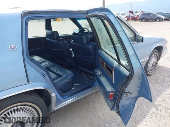 ✅ 1992 Cadillac DeVille • VIN: 1G6CD53B1N4332589 • Lot: 43040373. Wystawiony na IAAI z przebiegiem Nie podano. Bezpłatny archiwum sprzedaży aukcyjnych z USA i szczegółowy raport historii pojazdu na DreamBid. Zdjęcie 8.