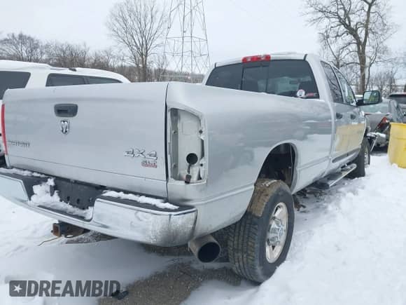 2005 Dodge 3500 SLT z VIN 3D7LS38C45G825555, wystawiony jako IAAI lot #41225480 z przebiegiem 111 757 mil mil oraz . Historia ofert i sprzedaży dostępna na DreamBid. Obrazek 4.
