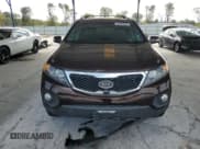 ✅ 2012 Kia Sorento EX • VIN: 5XYKU3A64CG244976 • Lot: 82365845. Wystawiony na Copart z przebiegiem 109 828 mil. Bezpłatny archiwum sprzedaży aukcyjnych z USA i szczegółowy raport historii pojazdu na DreamBid. Zdjęcie 5.