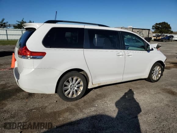 ✅ 2013 Toyota Sienna LE • VIN: 5TDJK3DC1DS067357 • Лот: 90229245. Опубликован ранее на Copart с пробегом 272 701 миль. Бесплатный доступ к архиву аукционных продаж из США и подробный отчёт об истории автомобиля на DreamBid. Изображение 3.