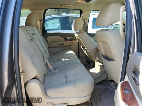 ✅ 2014 Chevrolet Suburban LS • VIN: 1GNSCHE0XER193582 • Lot: 74383684. Wystawiony na Copart z przebiegiem 147 840 mil. Bezpłatny archiwum sprzedaży aukcyjnych z USA i szczegółowy raport historii pojazdu na DreamBid. Zdjęcie 11.