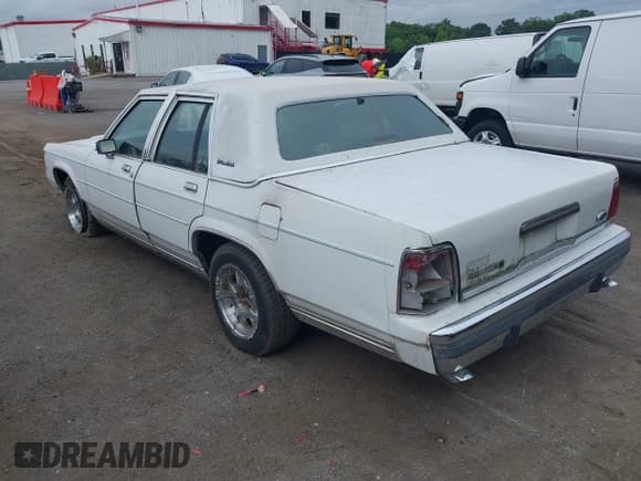 ✅ 1991 Ford Crown Victoria • VIN: 2FACP74F7MX182650 • Lot: 42670852. Wystawiony na IAAI z przebiegiem 20 933 mil. Bezpłatny archiwum sprzedaży aukcyjnych z USA i szczegółowy raport historii pojazdu na DreamBid. Zdjęcie 3.