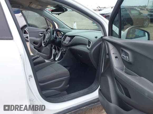 ✅ 2020 Chevrolet Trax LS • VIN: KL7CJKSB4LB042102 • Lot: 43098352. Wystawiony na IAAI z przebiegiem 42 059 mil. Bezpłatny archiwum sprzedaży aukcyjnych z USA i szczegółowy raport historii pojazdu na DreamBid. Zdjęcie 5.