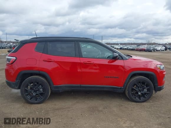✅ 2023 Jeep Compass Latitude • VIN: 3C4NJDBN8PT529695 • Lot: 43818827. Wystawiony na IAAI z przebiegiem 12 531 mil. Bezpłatny archiwum sprzedaży aukcyjnych z USA i szczegółowy raport historii pojazdu na DreamBid. Zdjęcie 13.