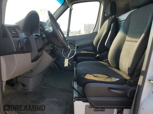 ✅ 2016 Freightliner Sprinter • VIN: WDYPE8DD6GP340545 • Lot: 84543425. Wystawiony na Copart z przebiegiem 289 689 mil. Bezpłatny archiwum sprzedaży aukcyjnych z USA i szczegółowy raport historii pojazdu na DreamBid. Zdjęcie 7.