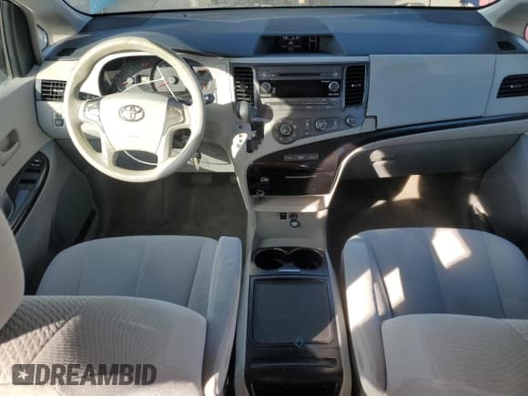 ✅ 2012 Toyota Sienna LE • VIN: 5TDKK3DC6CS226957 • Lot: 87479505. Wystawiony na Copart z przebiegiem 222 660 mil. Bezpłatny archiwum sprzedaży aukcyjnych z USA i szczegółowy raport historii pojazdu na DreamBid. Zdjęcie 8.