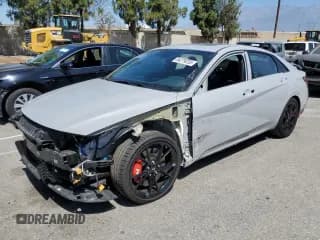 ✅ 2024 Hyundai Elantra • VIN: KMHLW4DK6RU020429 • Лот: 64279235. Опубликован ранее на Copart с пробегом 875 миль. Бесплатный доступ к архиву аукционных продаж из США и подробный отчёт об истории автомобиля на DreamBid. Изображение 1.