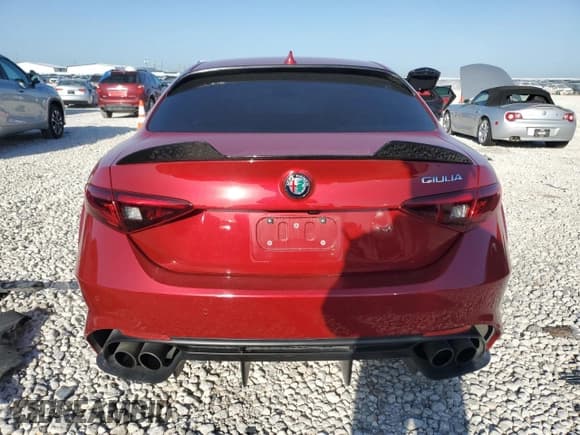 ✅ 2018 Alfa Romeo Giulia • VIN: ZARFAEAV4J7581631 • Lot: 52360855. Wystawiony na Copart z przebiegiem 77 225 mil. Bezpłatny archiwum sprzedaży aukcyjnych z USA i szczegółowy raport historii pojazdu na DreamBid. Zdjęcie 6.