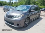 ✅ 2014 Toyota Sienna SE • VIN: 5TDXK3DC8ES443113 • Lot: 42735795. Wystawiony na IAAI z przebiegiem 235 269 mil. Bezpłatny archiwum sprzedaży aukcyjnych z USA i szczegółowy raport historii pojazdu na DreamBid. Zdjęcie 19.