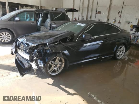 ✅ 2015 Mercedes-Benz C 250 • VIN: WDDGJ4HB6FG361540 • Lot: 93491755. Wystawiony na Copart z przebiegiem 150 157 mil. Bezpłatny archiwum sprzedaży aukcyjnych z USA i szczegółowy raport historii pojazdu na DreamBid. Zdjęcie 1.