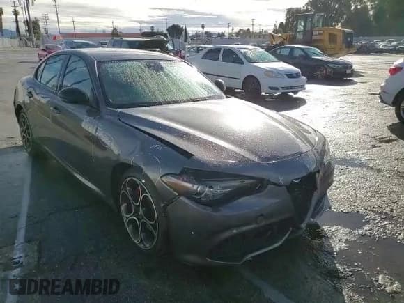 ✅ 2022 Alfa Romeo Giulia Ti • VIN: ZARFAMBN8N7656863 • Lot: 68858332. Wystawiony na Copart z przebiegiem 5 826 mil. Bezpłatny archiwum sprzedaży aukcyjnych z USA i szczegółowy raport historii pojazdu na DreamBid. Zdjęcie 11.