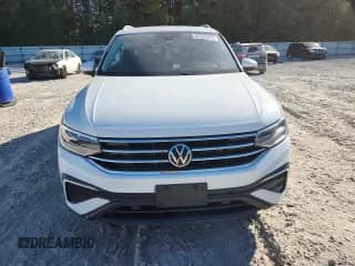 ✅ 2022 Volkswagen Tiguan SE • VIN: 3VV3B7AX6NM114652 • Lot: 82545425. Wystawiony na Copart z przebiegiem 65 217 mil. Bezpłatny archiwum sprzedaży aukcyjnych z USA i szczegółowy raport historii pojazdu na DreamBid. Zdjęcie 5.