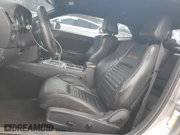 ✅ 2014 Dodge Challenger Shaker • VIN: 2C3CDYBT2EH251181 • Lot: 42318774. Wystawiony na Copart z przebiegiem 136 906 mil. Bezpłatny archiwum sprzedaży aukcyjnych z USA i szczegółowy raport historii pojazdu na DreamBid. Zdjęcie 7.