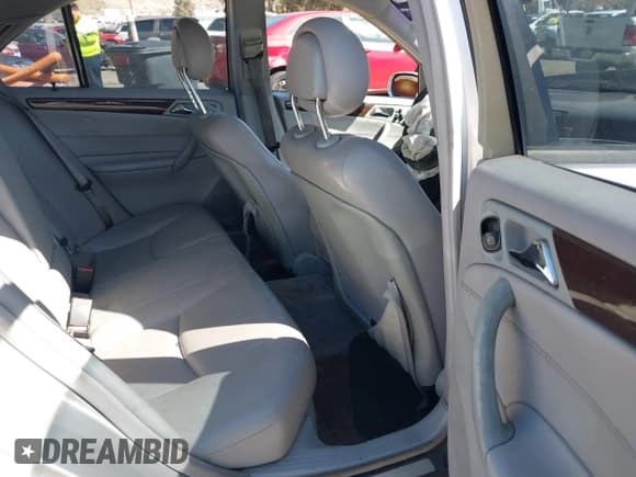 ✅ 2004 Mercedes-Benz C 240 • VIN: WDBRF61JX4A624676 • Lot: 41708324. Wystawiony na IAAI z przebiegiem 251 407 mil. Bezpłatny archiwum sprzedaży aukcyjnych z USA i szczegółowy raport historii pojazdu na DreamBid. Zdjęcie 8.