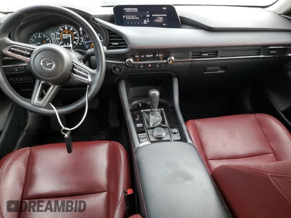 ✅ 2023 Mazda 3 S Carbon Edition • VIN: 3MZBPBCM3PM359734 • Lot: 53842145. Wystawiony na Copart z przebiegiem 38 870 mil. Bezpłatny archiwum sprzedaży aukcyjnych z USA i szczegółowy raport historii pojazdu na DreamBid. Zdjęcie 8.