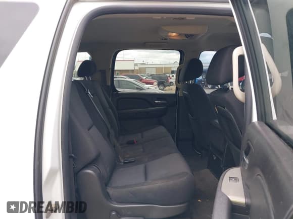 ✅ 2010 Chevrolet Suburban LS • VIN: 1GNUCHE09AR200640 • Lot: 42326053. Listed on IAAI with 218,327 mi. Free auction sales archive from the USA and detailed vehicle history report at DreamBid. Image 8.