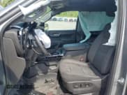 ✅ 2023 Chevrolet Silverado 1500 LT Trail Boss • VIN: 3GCUDFE86PG263591 • Lot: 70308915. Wystawiony na Copart z przebiegiem Nie podano. Bezpłatny archiwum sprzedaży aukcyjnych z USA i szczegółowy raport historii pojazdu na DreamBid. Zdjęcie 7.