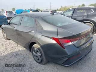 2024 Hyundai Elantra SE z VIN KMHLL4DG0RU656199, wystawiony jako IAAI lot #43228771 z przebiegiem 27 103 mil mil oraz . Historia ofert i sprzedaży dostępna na DreamBid. Obrazek 3.