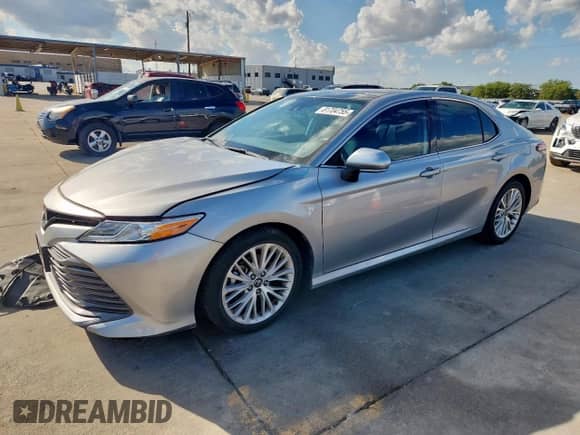 2020 Toyota Camry XLE z VIN 4T1F11AK4LU863583, wystawiony jako Copart lot #81704755 z przebiegiem 60 937 mil mil oraz Szkoda całkowita • Salvage title. Historia ofert i sprzedaży dostępna na DreamBid. Obrazek 1.