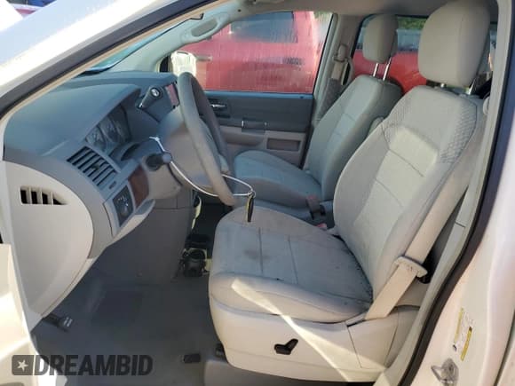 ✅ 2010 Chrysler Town & Country LX • VIN: 2A4RR2D1XAR415338 • Lot: 50994885. Wystawiony na Copart z przebiegiem 56 849 mil. Bezpłatny archiwum sprzedaży aukcyjnych z USA i szczegółowy raport historii pojazdu na DreamBid. Zdjęcie 7.