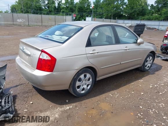 ✅ 2005 Kia Spectra LX • VIN: KNAFE121155203462 • Lot: 42753341. Wystawiony na IAAI z przebiegiem 104 235 mil. Bezpłatny archiwum sprzedaży aukcyjnych z USA i szczegółowy raport historii pojazdu na DreamBid. Zdjęcie 4.