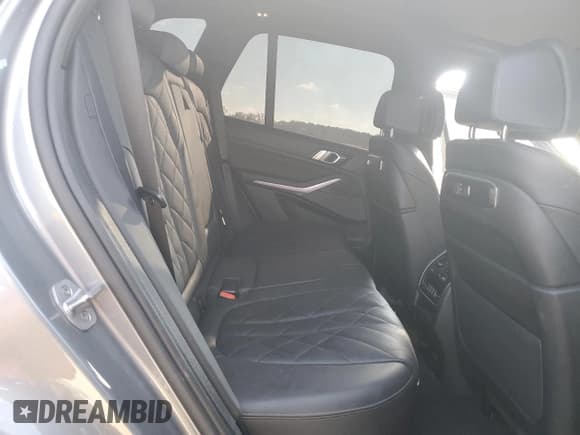 ✅ 2024 BMW X5 xDrive40i • VIN: 5UX23EU0XR9V39787 • Lot: 82305835. Wystawiony na Copart z przebiegiem 60 203 mil. Bezpłatny archiwum sprzedaży aukcyjnych z USA i szczegółowy raport historii pojazdu na DreamBid. Zdjęcie 11.