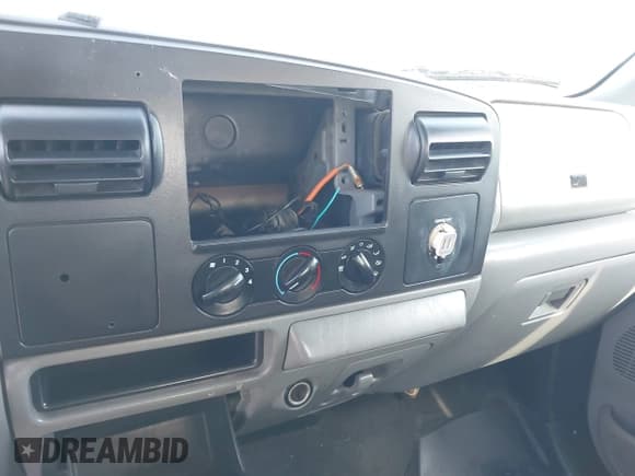 ✅ 2005 Ford F-250 XL • VIN: 1FTSW205X5EB37228 • Lot: 42370391. Listed on IAAI with 294,995 mi. Free auction sales archive from the USA and detailed vehicle history report at DreamBid. Image 12.