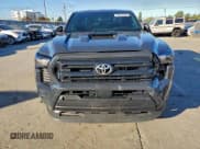 ✅ 2024 Toyota Tacoma SR • VIN: 3TYKD5HN7RT003129 • Lot: 96612955. Wystawiony na Copart z przebiegiem 15 244 mil. Bezpłatny archiwum sprzedaży aukcyjnych z USA i szczegółowy raport historii pojazdu na DreamBid. Zdjęcie 5.