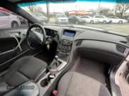 ✅ 2013 Hyundai Genesis Coupe R-Spec • VIN: KMHHT6KD9DU101531 • Lot: 49768125. Wystawiony na Copart z przebiegiem 103 932 mil. Bezpłatny archiwum sprzedaży aukcyjnych z USA i szczegółowy raport historii pojazdu na DreamBid. Zdjęcie 9.