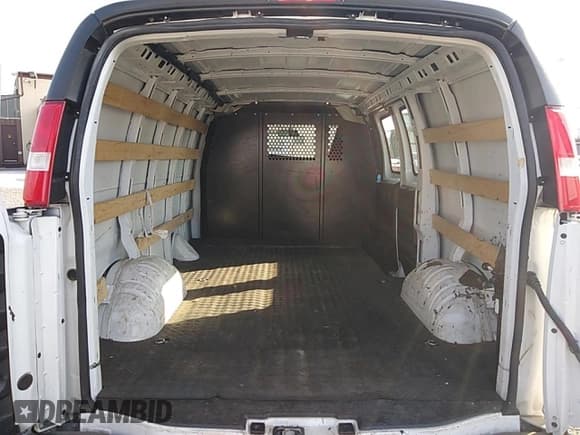✅ 2021 GMC Savana Cargo • VIN: 1GTW7AFP3M1270954 • Lot: 81899314. Wystawiony na Copart z przebiegiem 29 640 mil. Bezpłatny archiwum sprzedaży aukcyjnych z USA i szczegółowy raport historii pojazdu na DreamBid. Zdjęcie 9.