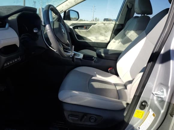 ✅ 2019 Toyota RAV4 Limited • VIN: JTMN1RFV2KD521372 • Lot: 86151645. Listed on Copart with 30,924 mi. Free auction sales archive from the USA and detailed vehicle history report at DreamBid. Image 7.