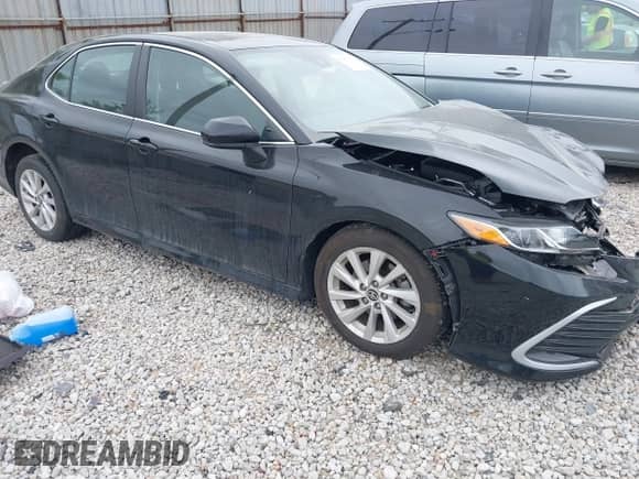 2021 Toyota Camry LE z VIN 4T1C11BK7MU036762, wystawiony jako IAAI lot #42247569 z przebiegiem Nie podano mil oraz . Historia ofert i sprzedaży dostępna na DreamBid. Obrazek 1.