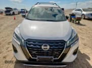 ✅ 2023 Nissan Kicks SR • VIN: 3N1CP5DV8PL478002 • Lot: 85362055. Wystawiony na Copart z przebiegiem 34 934 mil. Bezpłatny archiwum sprzedaży aukcyjnych z USA i szczegółowy raport historii pojazdu na DreamBid. Zdjęcie 5.