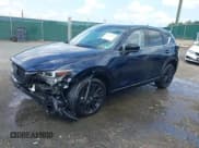 ✅ 2023 Mazda CX-5 2.5 Turbo • VIN: JM3KFBAY6P0246012 • Lot: 42454012. Wystawiony na IAAI z przebiegiem 7 043 mil. Bezpłatny archiwum sprzedaży aukcyjnych z USA i szczegółowy raport historii pojazdu na DreamBid. Zdjęcie 2.