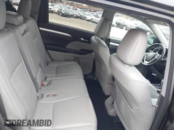 ✅ 2017 Toyota Highlander XLE • VIN: 5TDJZRFH2HS469580 • Lot: 43843833. Listed on IAAI with 120,451 mi. Free auction sales archive from the USA and detailed vehicle history report at DreamBid. Image 8.