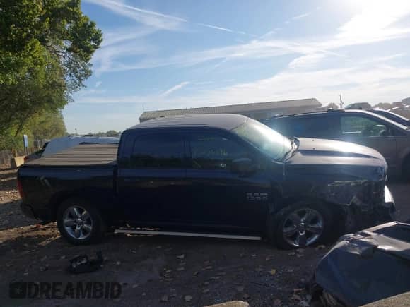 2018 Ram 1500 Express z VIN 1C6RR7KG3JS339414, wystawiony jako IAAI lot #43356346 z przebiegiem 100 865 mil mil oraz . Historia ofert i sprzedaży dostępna na DreamBid. Obrazek 13.