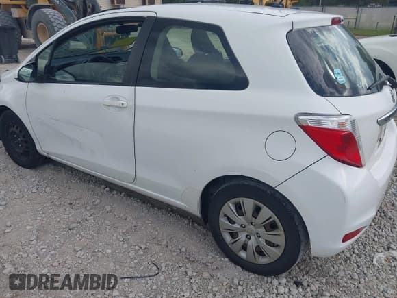 ✅ 2014 Toyota Yaris L • VIN: JTDJTUD32ED593531 • Lot: 43385843. Wystawiony na IAAI z przebiegiem 179 972 mil. Bezpłatny archiwum sprzedaży aukcyjnych z USA i szczegółowy raport historii pojazdu na DreamBid. Zdjęcie 3.