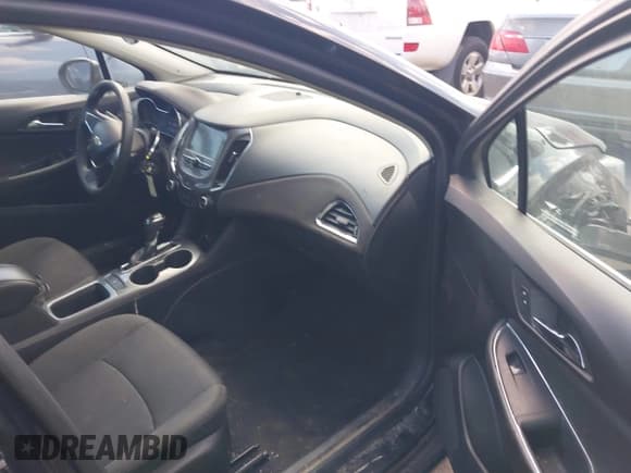 ✅ 2018 Chevrolet Cruze LT • VIN: 3G1BE6SM8JS530927 • Lot: 43137779. Listed on IAAI with 155,527 mi. Free auction sales archive from the USA and detailed vehicle history report at DreamBid. Image 5.