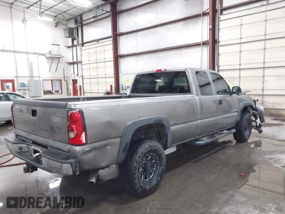 ✅ 2006 Chevrolet Silverado 2500HD LT1 • VIN: 1GCHK29UX6E263400 • Lot: 43512984. Wystawiony na IAAI z przebiegiem 185 395 mil. Bezpłatny archiwum sprzedaży aukcyjnych z USA i szczegółowy raport historii pojazdu na DreamBid. Zdjęcie 4.