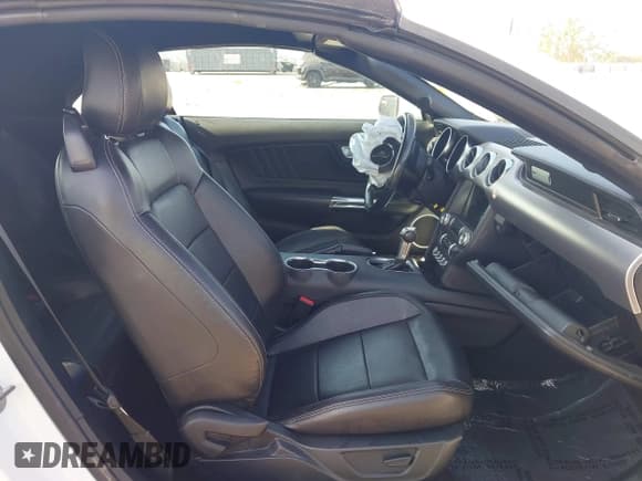 ✅ 2022 Ford Mustang EcoBoost • VIN: 1FATP8UH3N5124464 • Lot: 42927633. Wystawiony na IAAI z przebiegiem 62 827 mil. Bezpłatny archiwum sprzedaży aukcyjnych z USA i szczegółowy raport historii pojazdu na DreamBid. Zdjęcie 5.