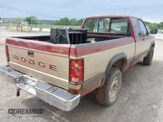 1993 Dodge Dakota z VIN 1B7GG23Y2PS117200, wystawiony jako IAAI lot #42215664 z przebiegiem 135 556 mil mil oraz . Historia ofert i sprzedaży dostępna na DreamBid. Obrazek 4.