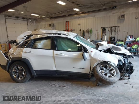 ✅ 2019 Jeep Cherokee Trailhawk • VIN: 1C4PJMBX1KD200300 • Lot: 41781465. Listed on IAAI with Not provided. Free auction sales archive from the USA and detailed vehicle history report at DreamBid. Image 13.