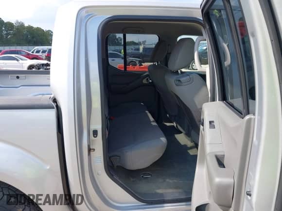2014 Nissan Frontier Desert Runner z VIN 1N6AD0ER0EN733673, wystawiony jako IAAI lot #43260104 z przebiegiem 163 382 mil mil oraz . Historia ofert i sprzedaży dostępna na DreamBid. Obrazek 8.