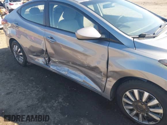 2016 Hyundai Elantra SE z VIN 5NPDH4AE9GH678092, wystawiony jako IAAI lot #43339316 z przebiegiem Nie podano mil oraz . Historia ofert i sprzedaży dostępna na DreamBid. Obrazek 19.