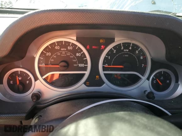 ✅ 2010 Jeep Wrangler Unlimited Mountain • VIN: 1J4BA3H11AL161777 • Lot: 42408995. Wystawiony na Copart z przebiegiem 176 410 mil. Bezpłatny archiwum sprzedaży aukcyjnych z USA i szczegółowy raport historii pojazdu na DreamBid. Zdjęcie 9.