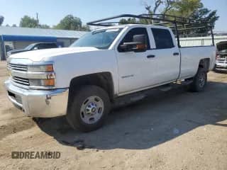 2015 Chevrolet Silverado 2500HD Work Truck z VIN 1GC1CUEG8FF647230, wystawiony jako Copart lot #84731305 z przebiegiem 180 442 mil mil oraz Szkoda całkowita • Salvage title. Historia ofert i sprzedaży dostępna na DreamBid. Obrazek 1.